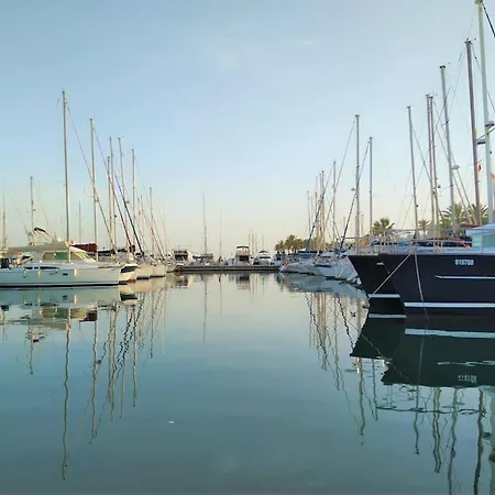 Mercedes 2 Bedroom, Sea Views شقة